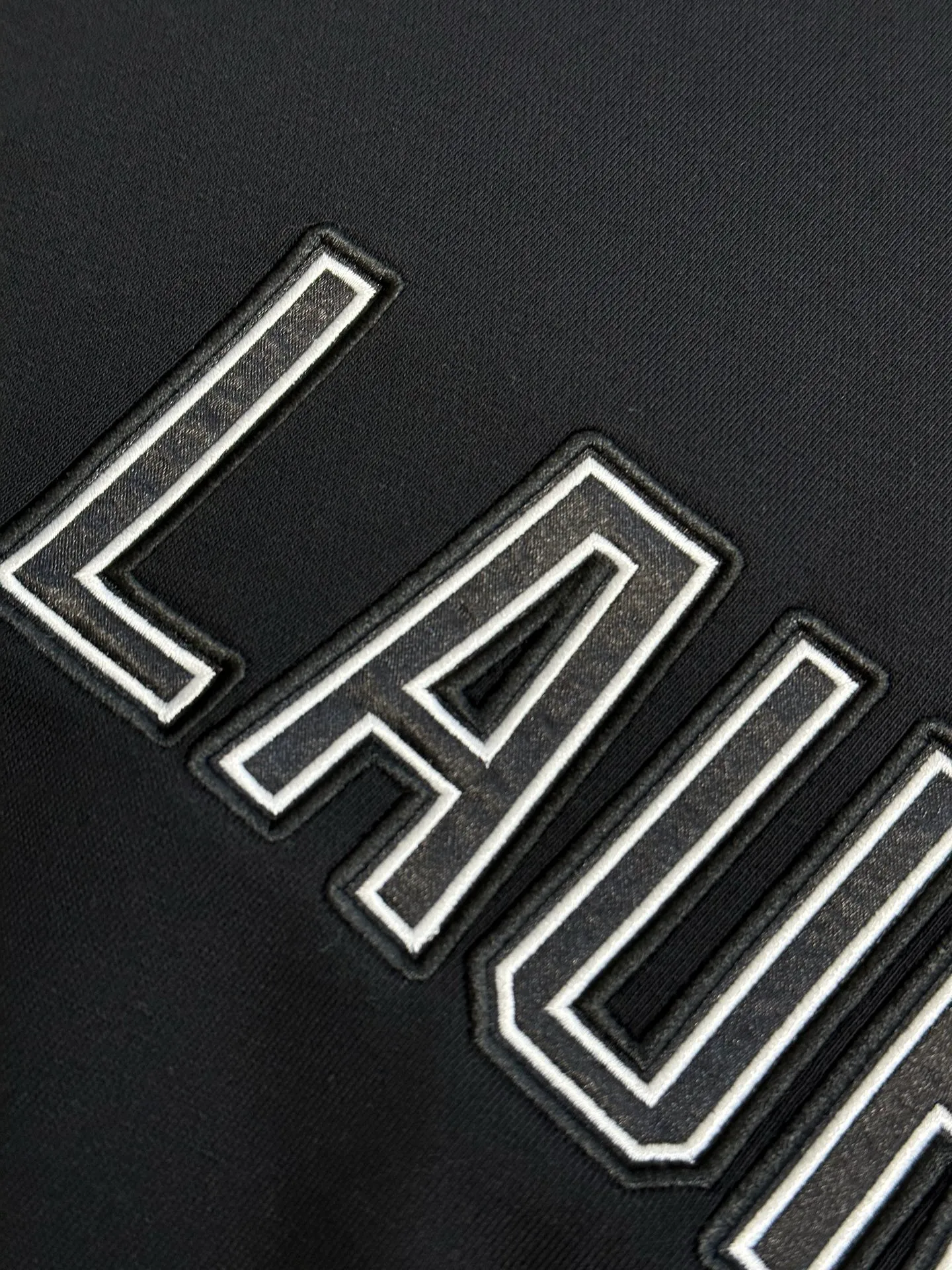P440 Ralph Lauren Pink Label Half Turtleneck Sweatshirt Made of custom-made luxury cotton fleece composite, a touch of pink pony logo embroidery is embellished on the chest, and the back panel is embellished with the brand letters outlined in ivory white satin intarsia. The pink pony embroidery leaping in the center is the only color footnote in this black and white silent film.  Using imported machine appliqué embroidery technology, advanced computer control systems and precision mechanical components, Ralph Lauren appliqué embroidery operations are realized.  size：s m l xl
